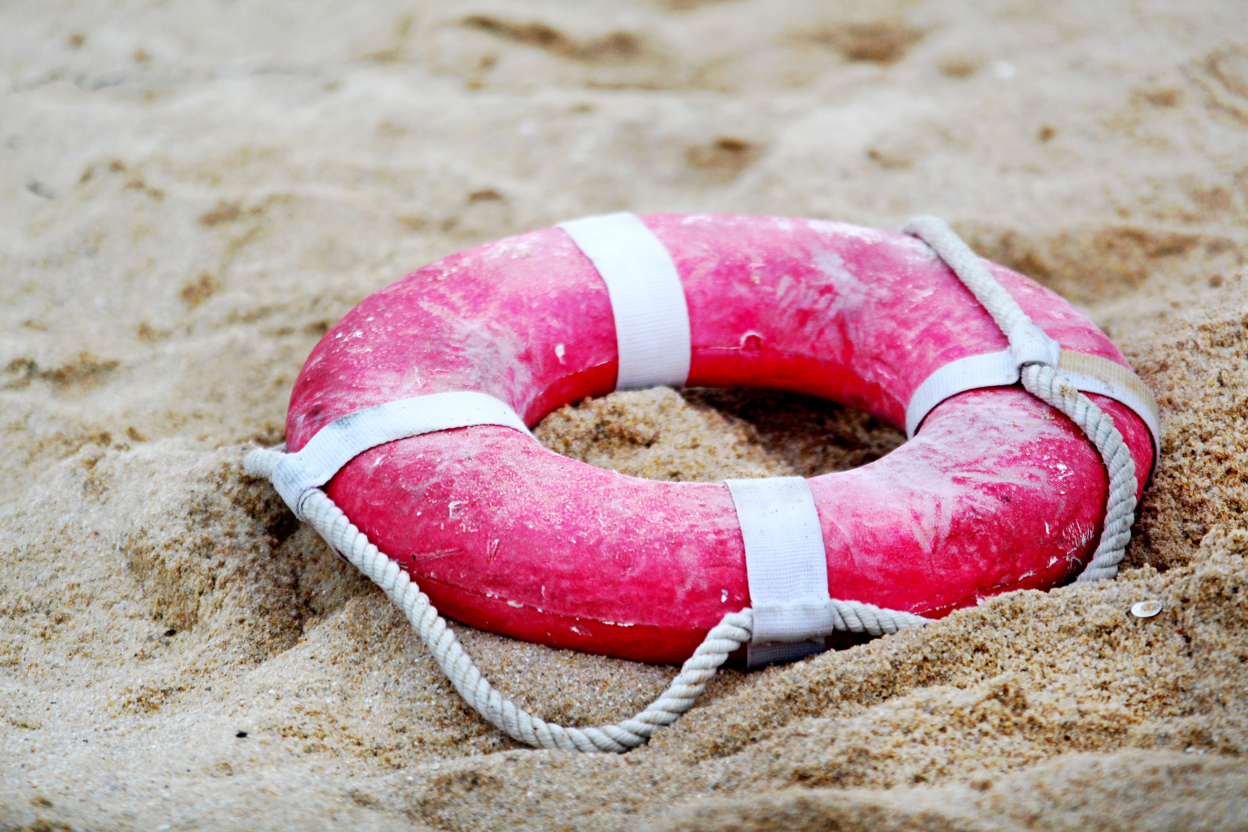 Спасательный круг в море. Спасательный круг lifebuoy. Спасательный круг на пляже. Спасательный круг YF GKZ;E. Спасательный круг на песке.